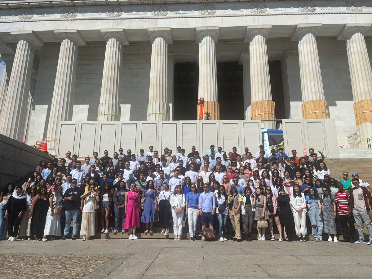 LL.M. students in front of Lincoln Memorial